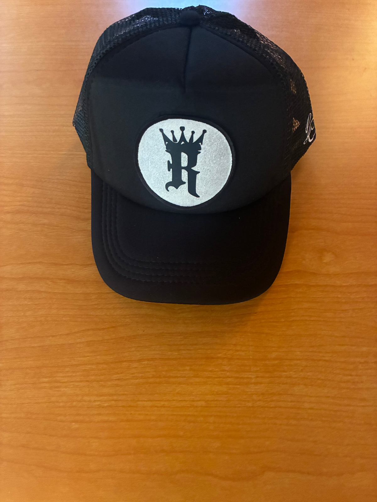 Trucker: Black & White R LOGO